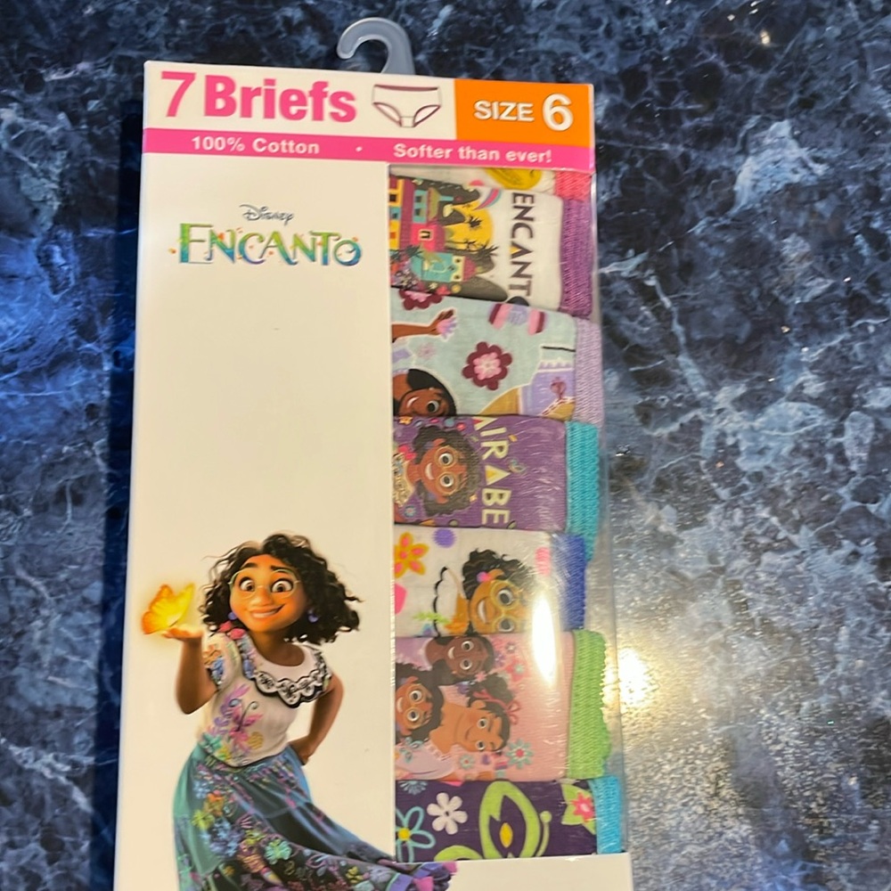 Encanto girls underwear size 6
7 pair new in pack